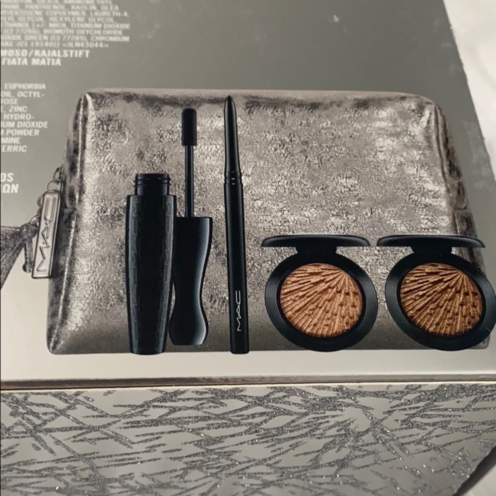 New Mac wow factor bronze eye kit. With pouch